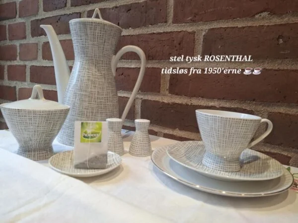 Et Rosenthal kaffesæsæt bestående af kaffekande, sukkerskål, salt- og pebersæt, samt en kop med underkop. Hvid porcelæn med gråt grafisk mønster.