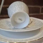 Bunden af en Rosenthal underkop med gråt grafisk mønster, som viser stemplet 'Rosenthal Bavaria Germany'.