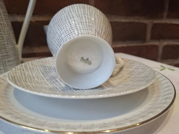 Bunden af en Rosenthal underkop med gråt grafisk mønster, som viser stemplet 'Rosenthal Bavaria Germany'.