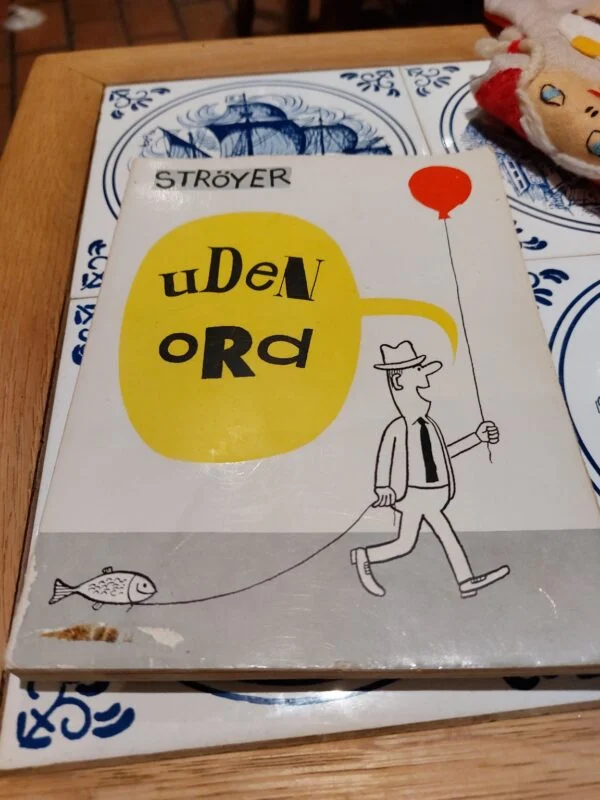 Bagsiden af bogen 'Frøken Biancas dybe fald' af Jørn Riel. Omslaget er grønt og gråt med et abstrakt mønster.