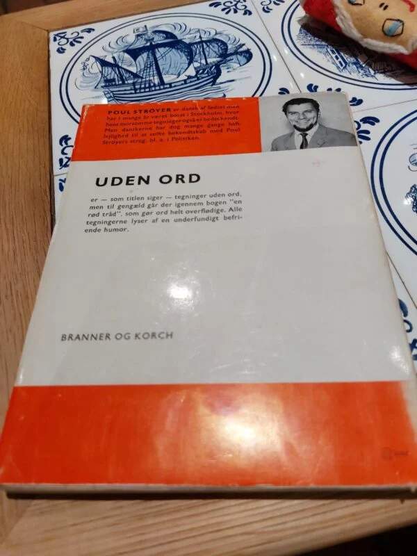 Indersiden af bogen 'UDEN ORD' af Poul Strøyer, som viser titel og forlag 'Branner og Korchs Forlag A/S' på en hvid side.
