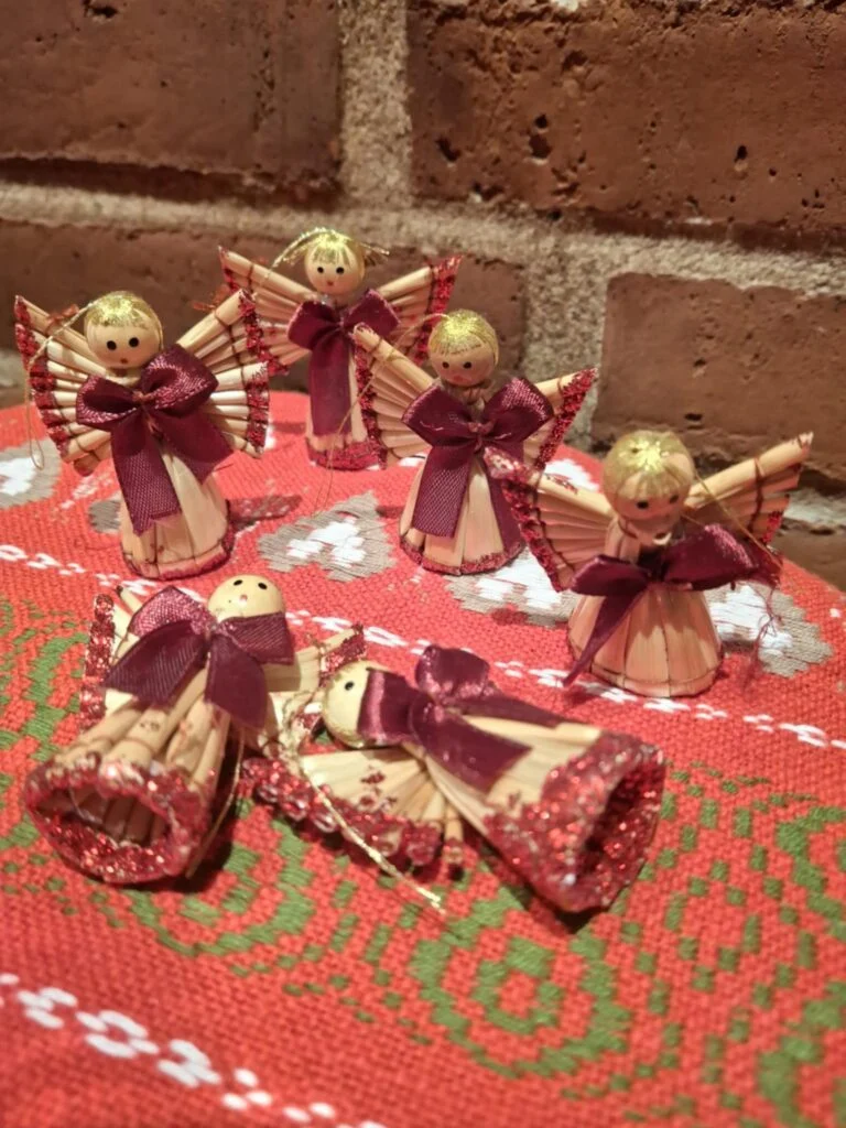6 stk. juleengle i rattan – klassisk julepynt med glimmer, varme og gammeldags charme