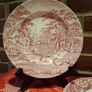 Rød transferware tallerken fra Midwinter Stylecraft County Manor, 22 cm, med et landligt motiv af hus og træer.