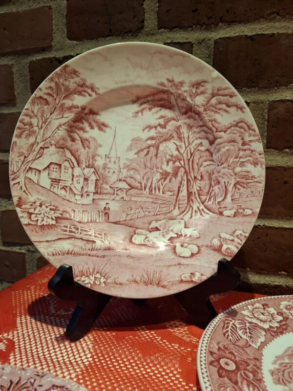 Rød transferware tallerken fra Midwinter Stylecraft County Manor, 22 cm, med et landligt motiv af hus og træer.