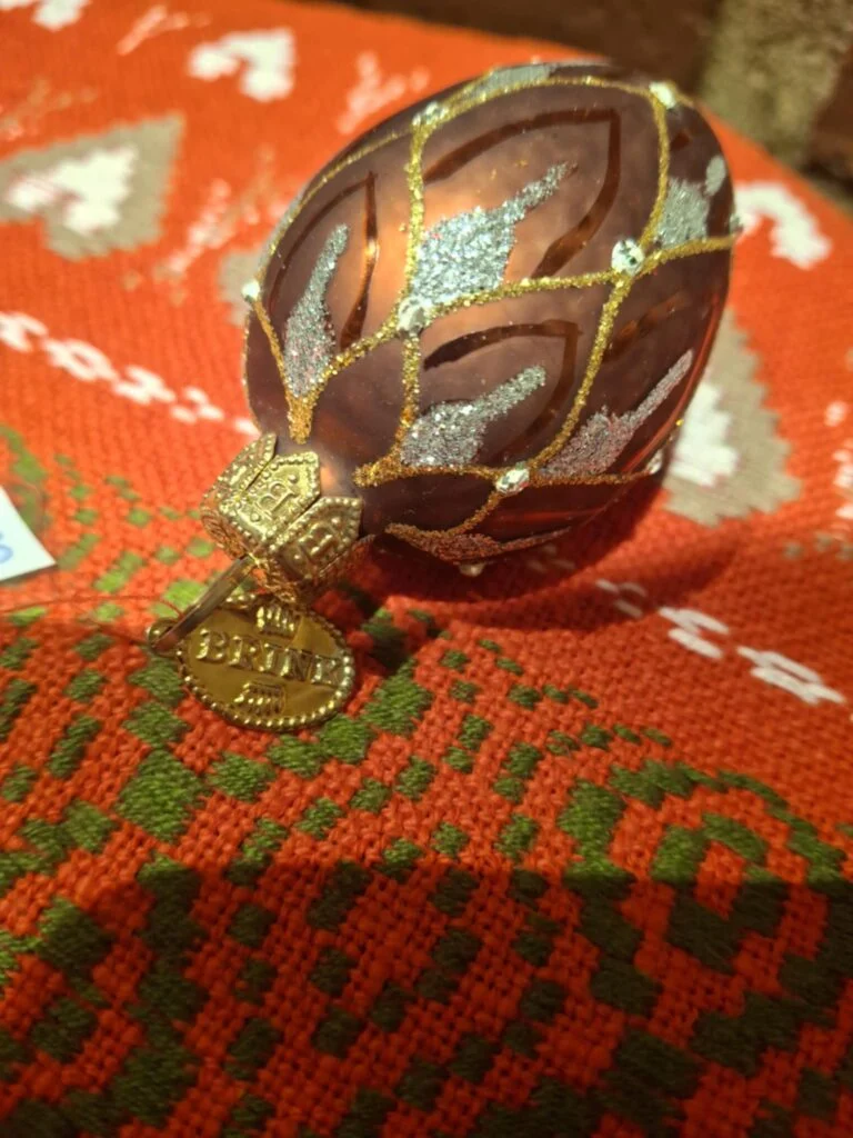 BRINK Juleornament – Hånddekoreret Glaskugle i Kobber & Guld ✨
