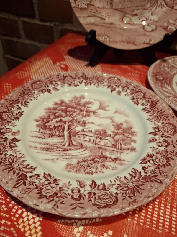 Rød W.H. Grindley Country Style tallerken med landskabsmotiv og bred blomsterkant