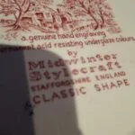 Nærbillede af bagsiden af en Midwinter Stylecraft County Manor tallerken med rødt bundstempel og inskriptioner.