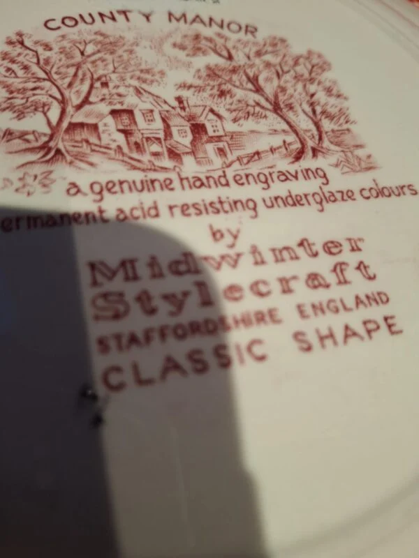 Nærbillede af bagsiden af en Midwinter Stylecraft County Manor tallerken med rødt bundstempel og inskriptioner.
