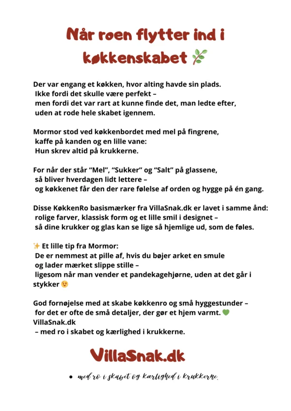 Et hvidt ark med sort tekst, der beskriver konceptet bag 'KøkkenRo' klistermærker til krukker og glas, med en lille grøn illustration af en gren med blade og teksten 'VillaSnak.dk'.