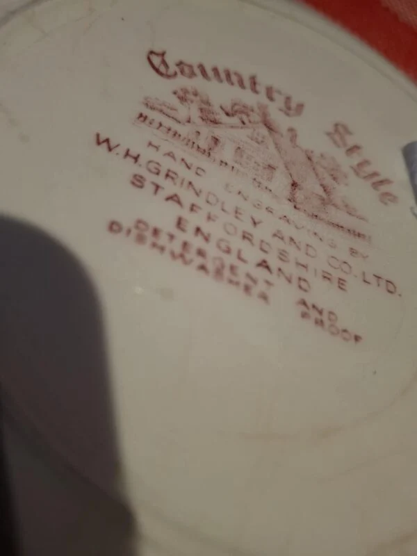 Rødt bundstempel med Country Style, W.H. Grindley and Co. Ltd., Staffordshire og England