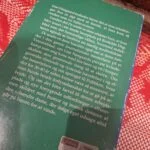Bagsiden af Lise Nørgaards erindringsbog 'De sendte en dame', der viser et sort-hvidt portræt af forfatterinden og en kort biografi.