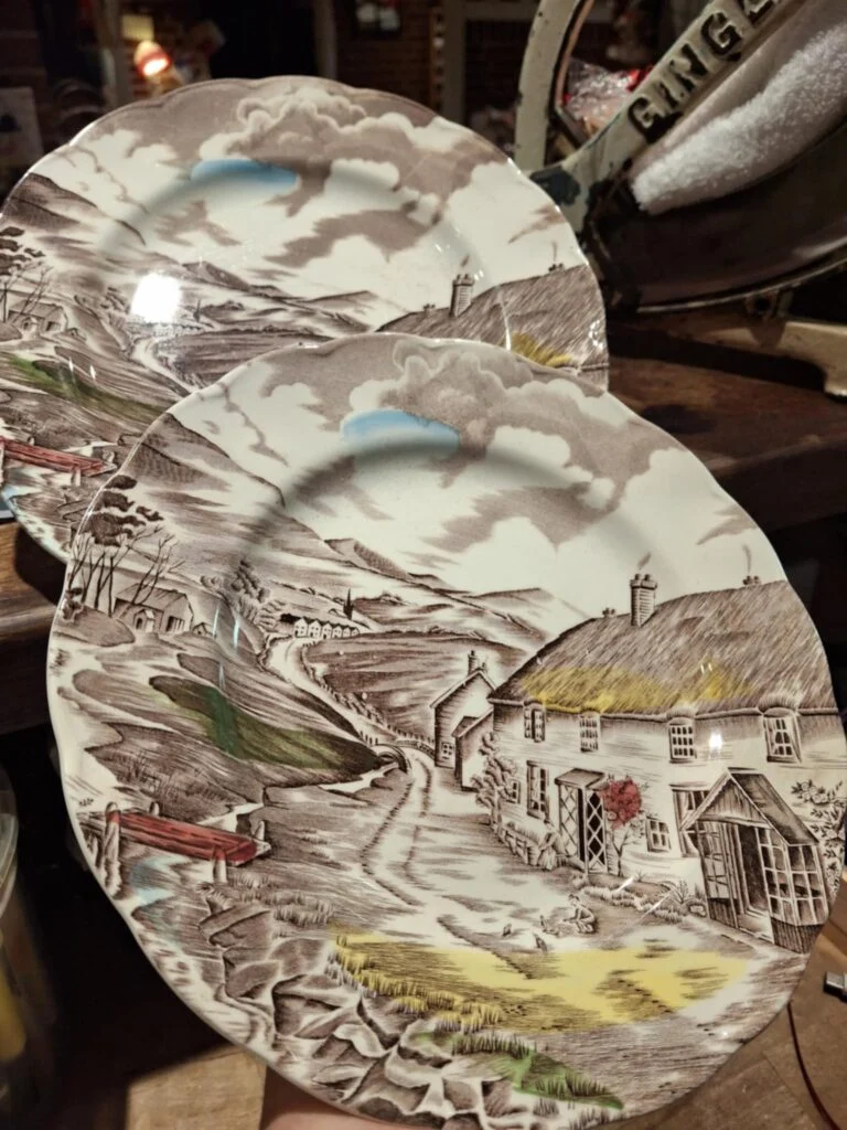 Vintage engelsk fajancetallerken “Quiet Day” – landskabsmotiv i mormor-stil