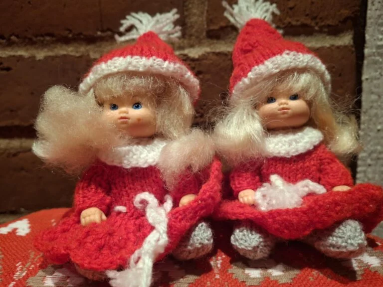 Nissepige-sæt i hjemmestrik – to små julepiger fuld af charme, nostalgi og håndlavet hygge