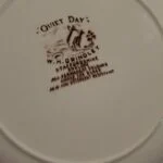 Quiet Day-bundstempel med W. H. Grindley, Staffordshire og England samt tekst om farver under glasuren.