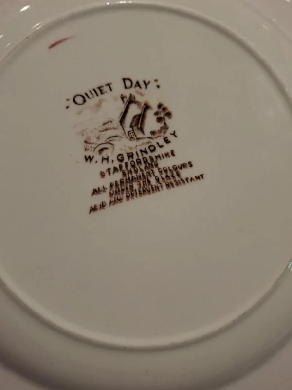 Quiet Day-bundstempel med W. H. Grindley, Staffordshire og England samt tekst om farver under glasuren.