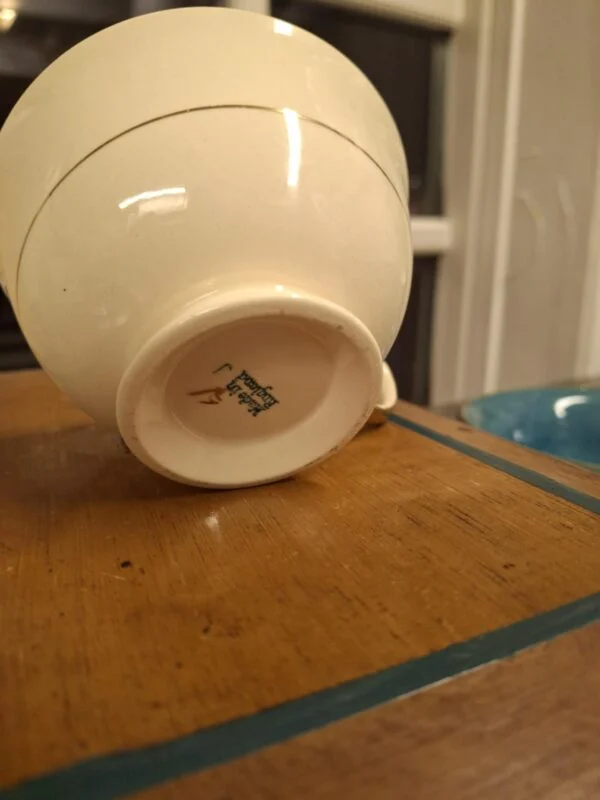 Koppens underside med teksten Made in England; øvrige mærker kan ikke læses sikkert på fotoet.