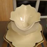 Victorian-sovseskål og underskål med bølgede kanter og guldbort, set ovenfra.