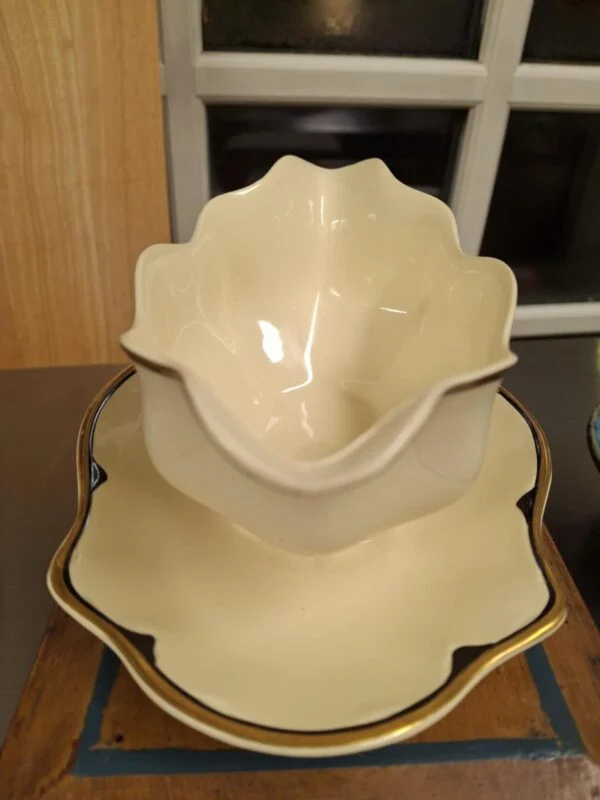 Victorian-sovseskål og underskål med bølgede kanter og guldbort, set ovenfra.