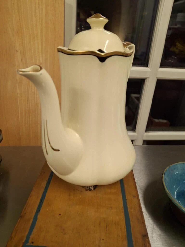 Sart Cremefarvet Kande med Guldkant