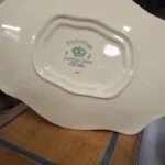 Bundmærkning med Victorian, Johnson Bros. og Made in England på en del til sovseskålen.