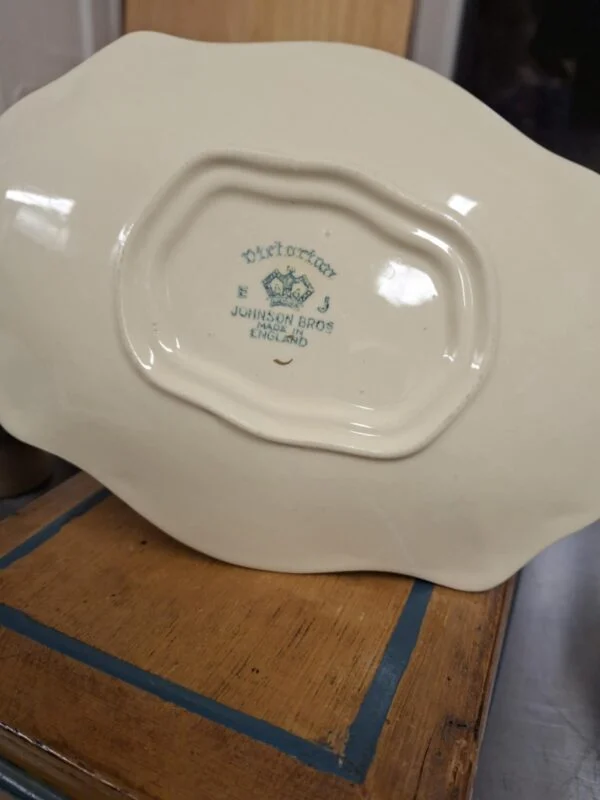 Bundmærkning med Victorian, Johnson Bros. og Made in England på en del til sovseskålen.