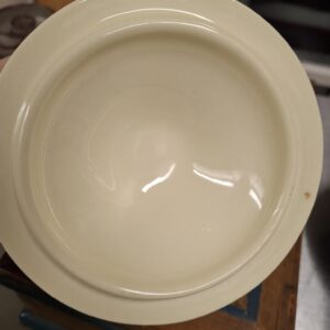 Den nedre del af en cremefarvet Victorian Johnson Bros. marmeladekrukke, med guldbort og mørkeblå detaljer, set ovenfra. Krukken har en rund form og skinnende overflade.