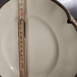 En enkelt Johnson Bros. middagstallerken i cremefarvet porcelæn med guldkant og et målebånd, der viser en diameter på ca. 21 cm. Guldkanten viser let patina.