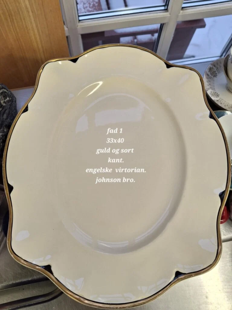 Victorian Fad fra Johnson Bros. med guld og mørk kant