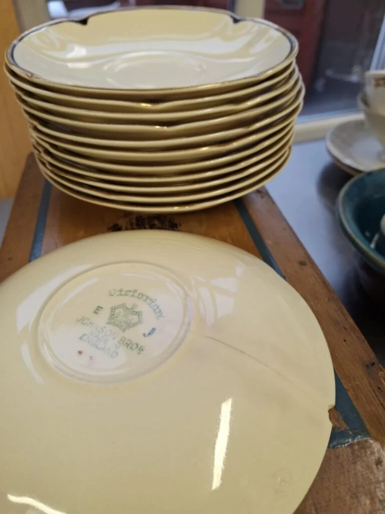 Johnson Bros Victorian underkopper med guldkant