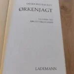 Titelblad med 'Ørkenjagt' af Desmond Bagley, Lademann