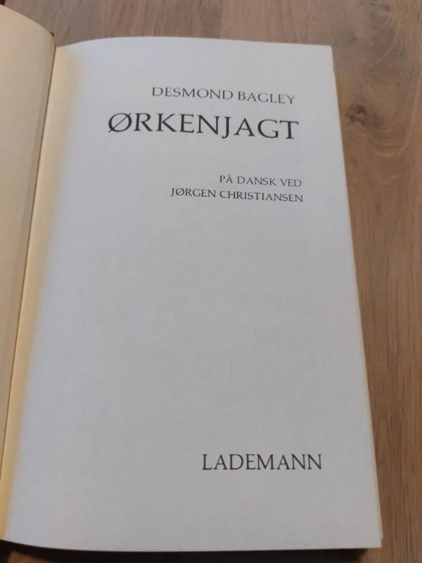 Titelblad med 'Ørkenjagt' af Desmond Bagley, Lademann