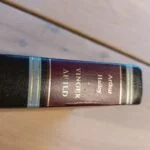 Bogryg af Vinger af Ild med guldskrift og lyseblå stribe
