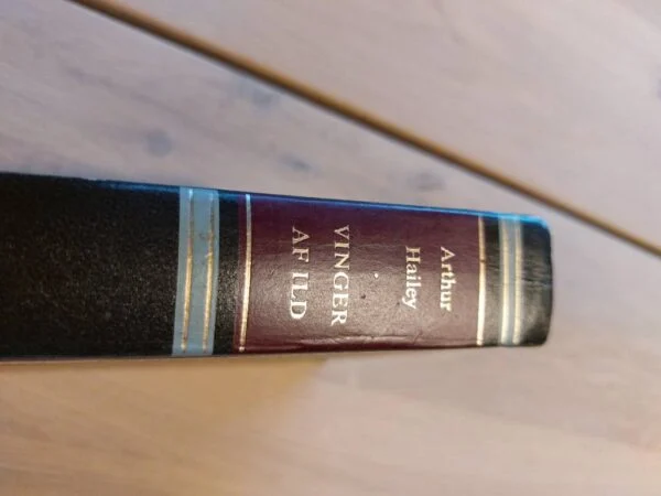 Bogryg af Vinger af Ild med guldskrift og lyseblå stribe