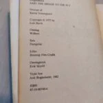 Kolofon i Hvem er morderen? med copyright 1977 og tryk hos Jysk Bogindustri i 1982.