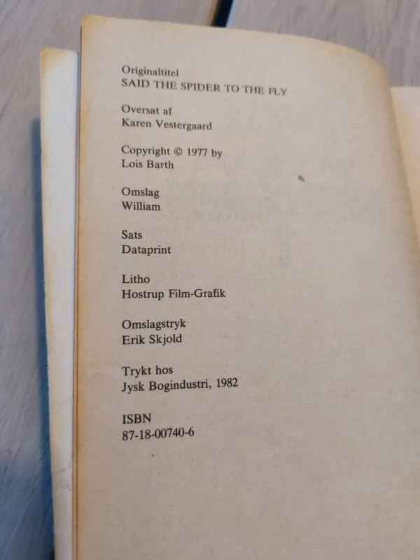 Kolofon i Hvem er morderen? med copyright 1977 og tryk hos Jysk Bogindustri i 1982.
