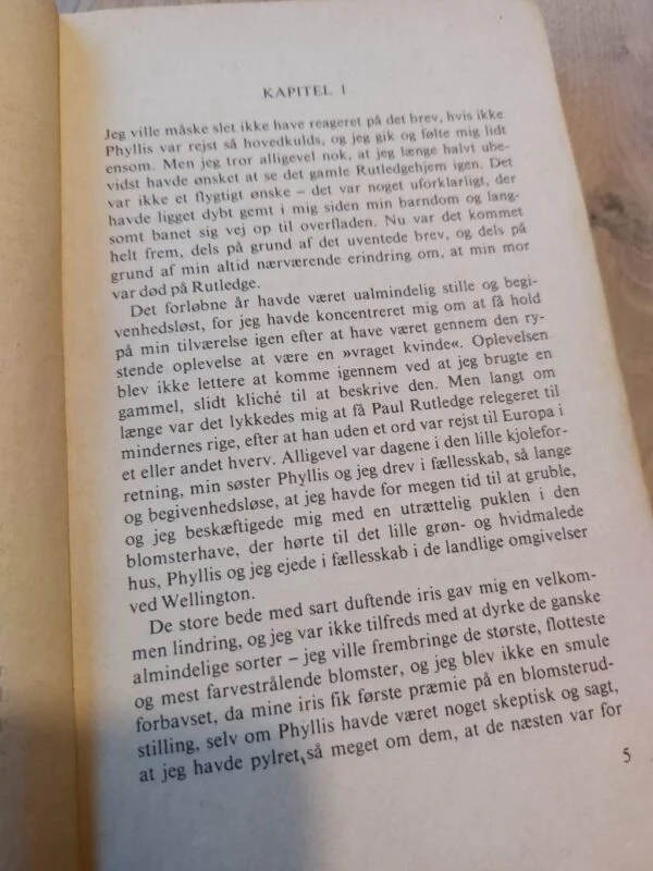 Første kapitel af 'Hvem er morderen?', gulnet papir