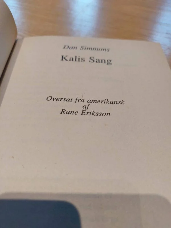 Åben bog 'Kalis Sang' med titelside og oversætteroplysninger