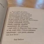 Tekstside fra 'Kalis Sang' med citat af Saul Bellow