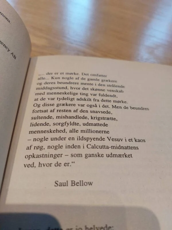 Tekstside fra 'Kalis Sang' med citat af Saul Bellow