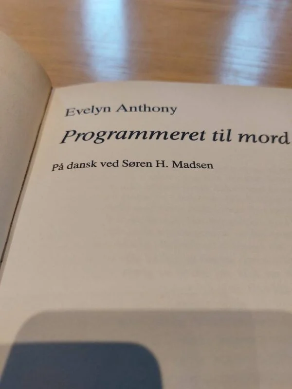 Titelblad med oversættelse for 'Programmeret til mord'