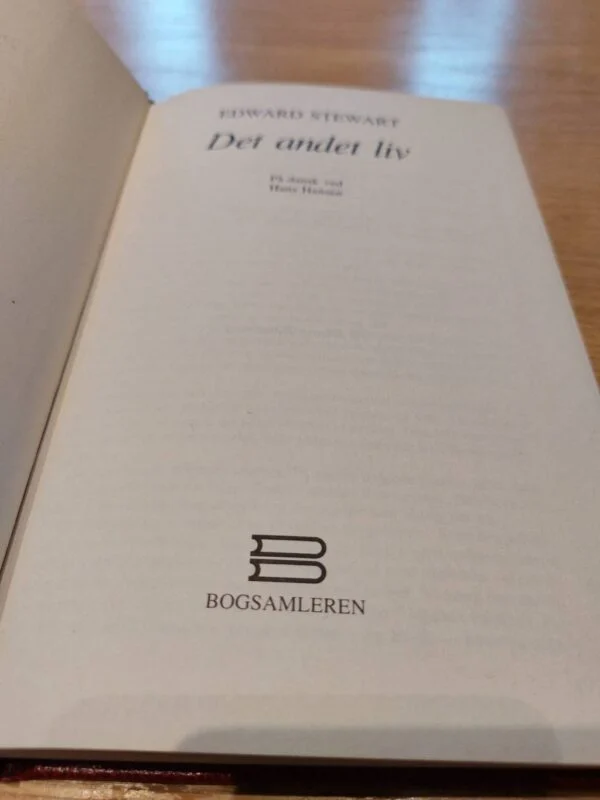 Titelblad af 'Det andet liv' med forlagslogo