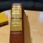 Bogryg 'Ind med Hagen!' med brunt læder og guldtryk