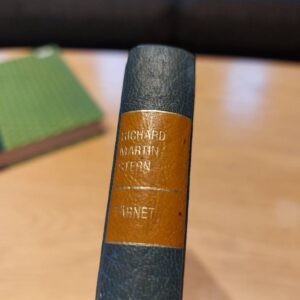 Ryggen af den indbundne bog "Tårnet" af Richard Martin Stern med turkisgrøn indbinding og guldskrift på mørkegul baggrund, tekst: Richard Martin Stern, Tårnet