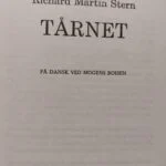 Åben bog 'Tårnet' med titelside og oversættelse