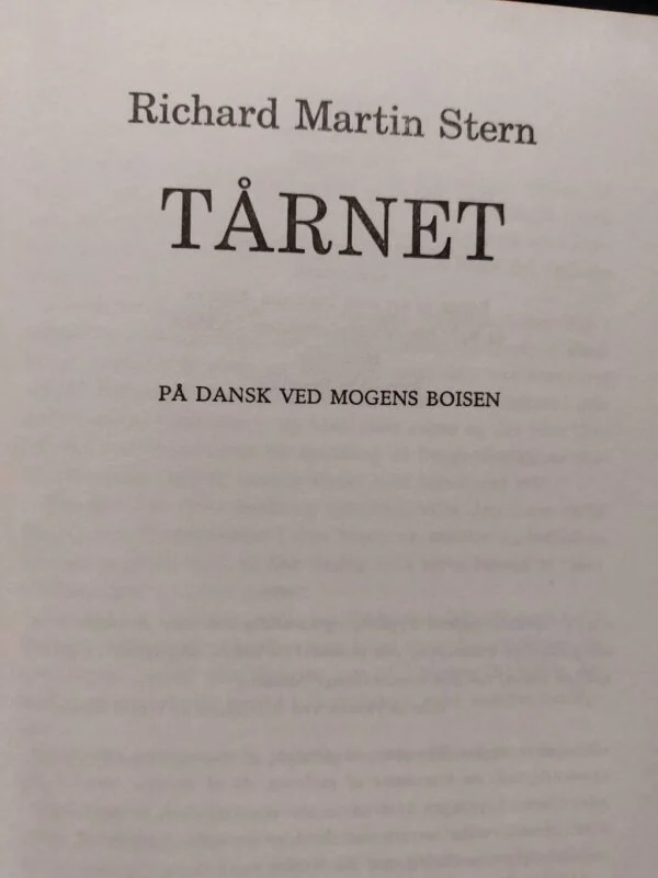 Åben bog 'Tårnet' med titelside og oversættelse