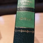 Grøn bogryg med guldprint 'Victoria Holt Minella'