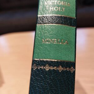 Victoria Holt Minella bogryg, grønt bind med guldprint