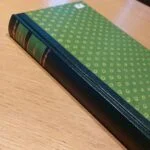 Grønt hardcover med prikket mønster på forsiden