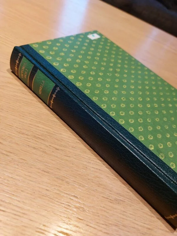Grønt hardcover med prikket mønster på forsiden