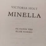 Titelside med 'Victoria Holt – Minella' på hvid baggrund